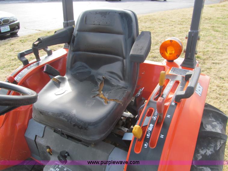 image for item F4685 Kubota B2710 MFWD tractor