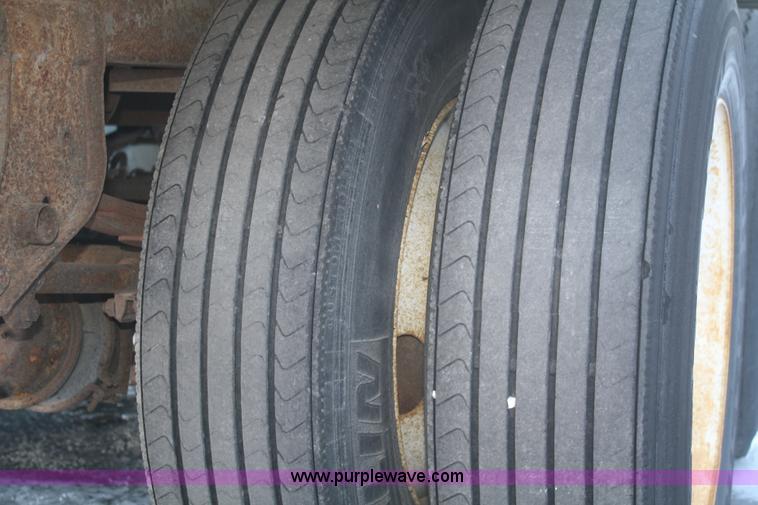 image for item O9898 1995 Utility 48' dry van trailer