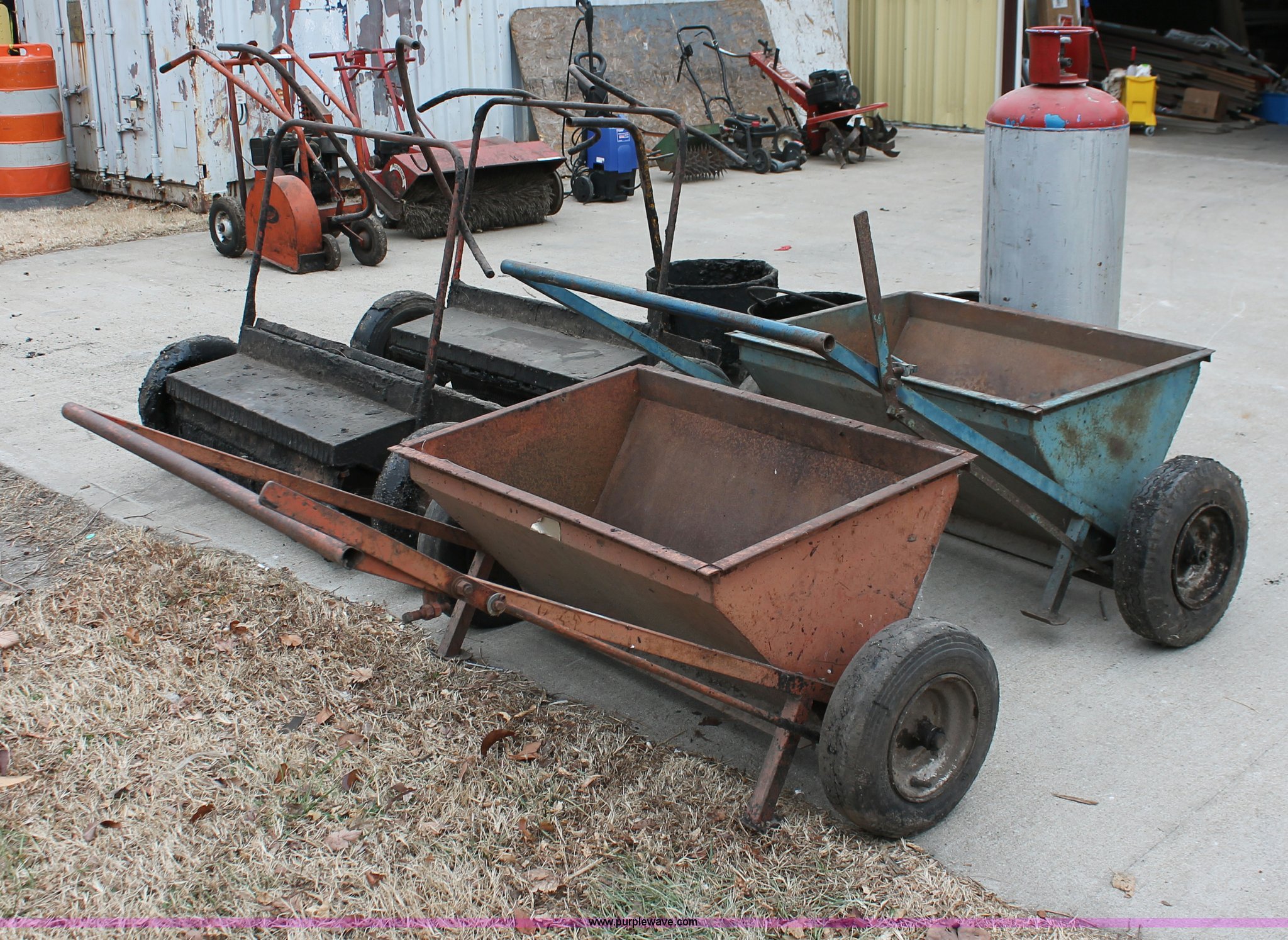 Hot tar and gravel roofing equipment in Topeka, KS Item O9440 sold