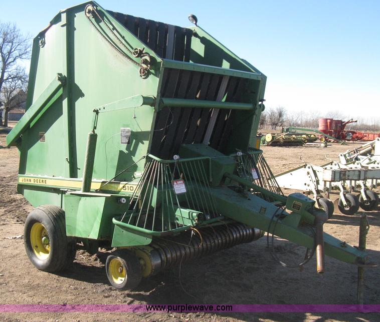 image for item B8427 John Deere 510 round baler
