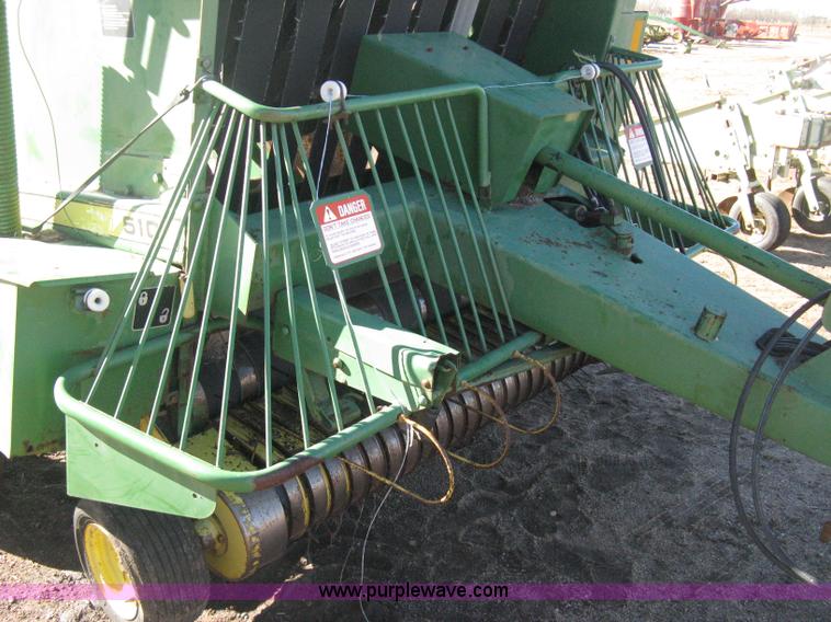 image for item B8427 John Deere 510 round baler