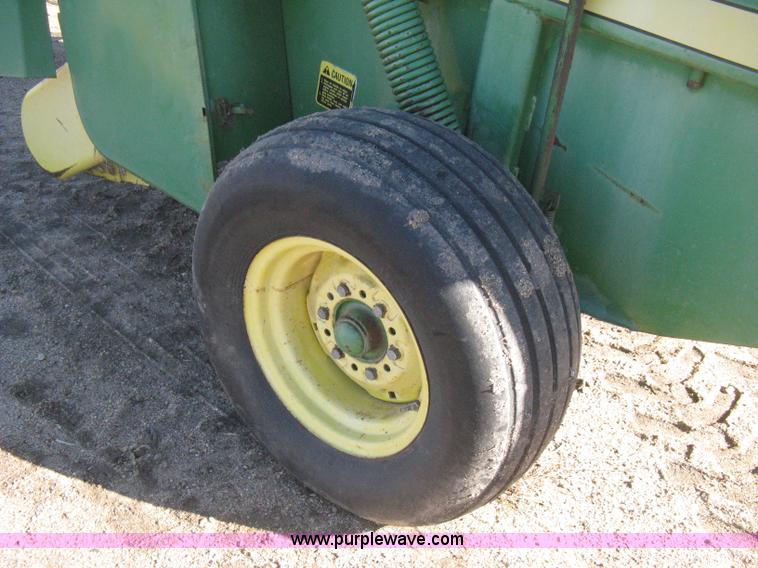 image for item B8427 John Deere 510 round baler