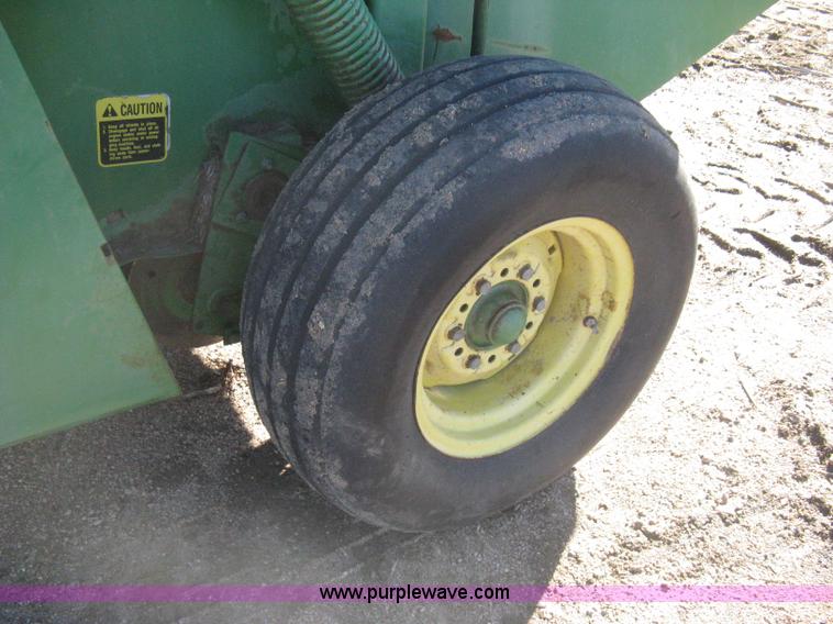 image for item B8427 John Deere 510 round baler