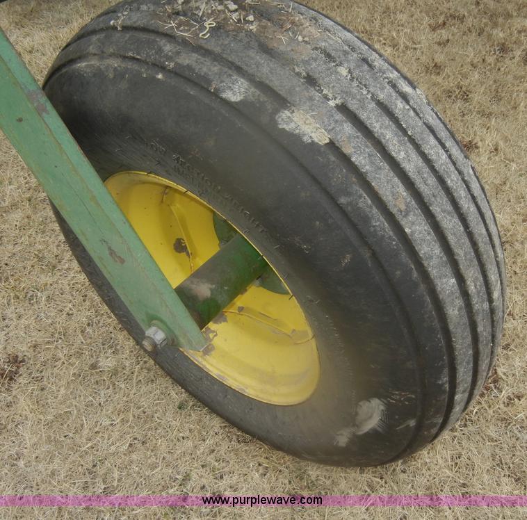 image for item D4562 John Deere 250 tow between nurse tank