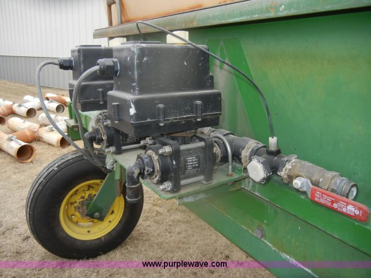image for item D4562 John Deere 250 tow between nurse tank