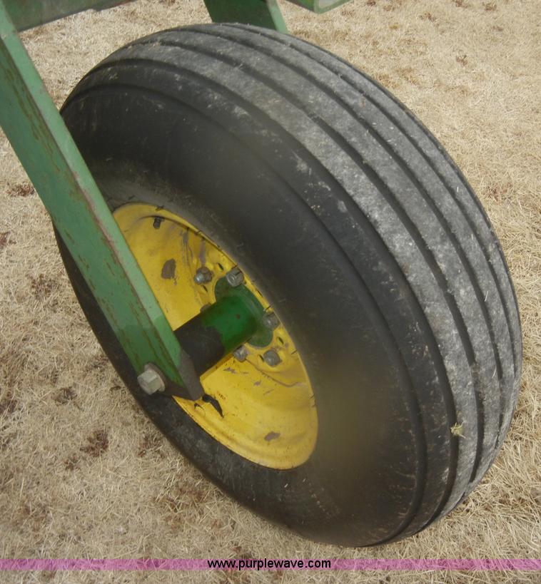 image for item D4562 John Deere 250 tow between nurse tank