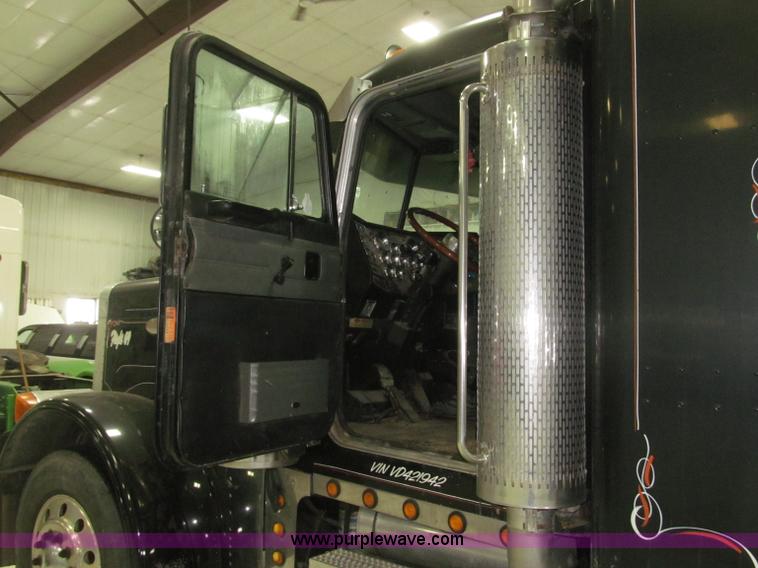 image for item B5305 1997 Peterbilt 379 semi truck