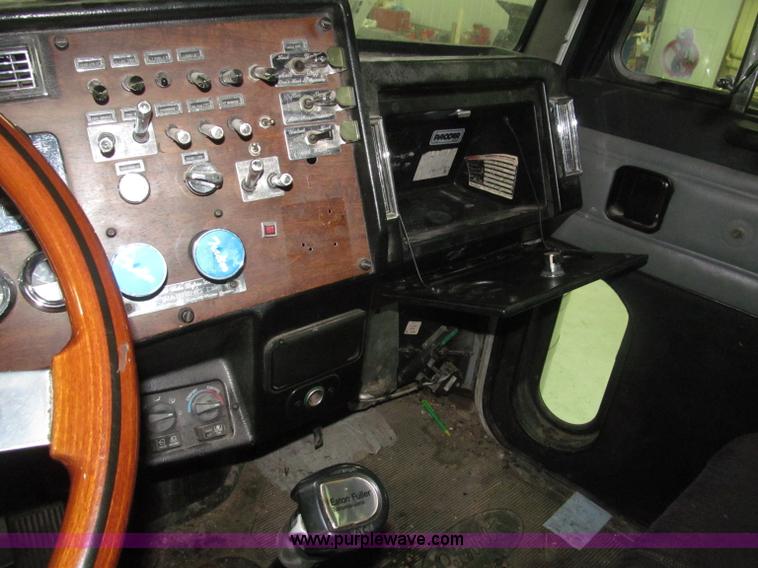 image for item B5305 1997 Peterbilt 379 semi truck