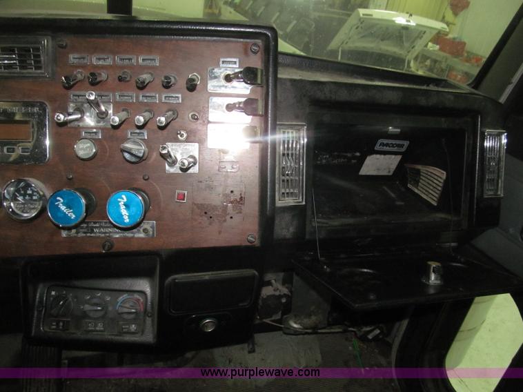 image for item B5305 1997 Peterbilt 379 semi truck