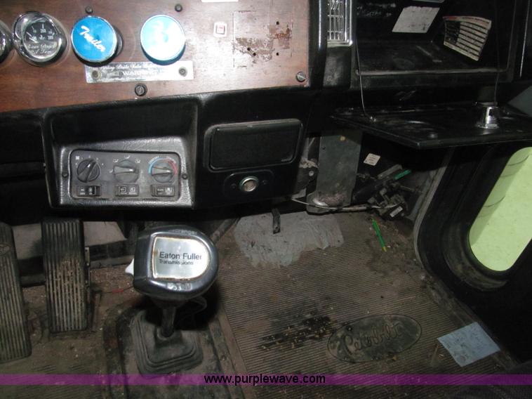 image for item B5305 1997 Peterbilt 379 semi truck
