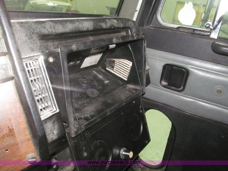 image for item B5305 1997 Peterbilt 379 semi truck