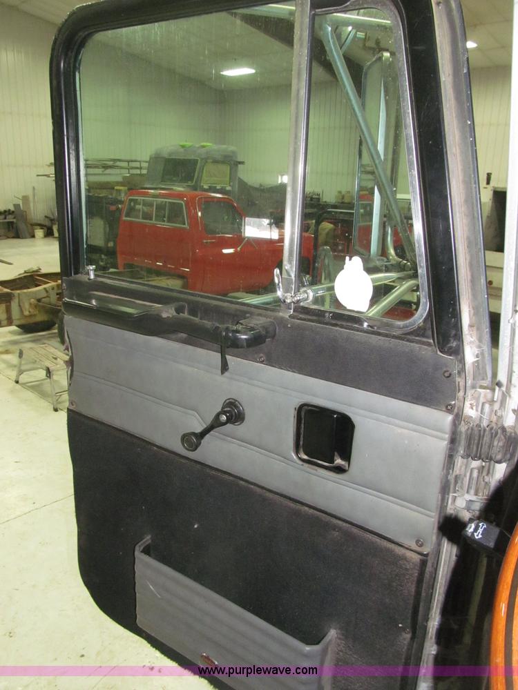 image for item B5305 1997 Peterbilt 379 semi truck