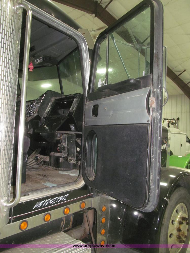 image for item B5305 1997 Peterbilt 379 semi truck