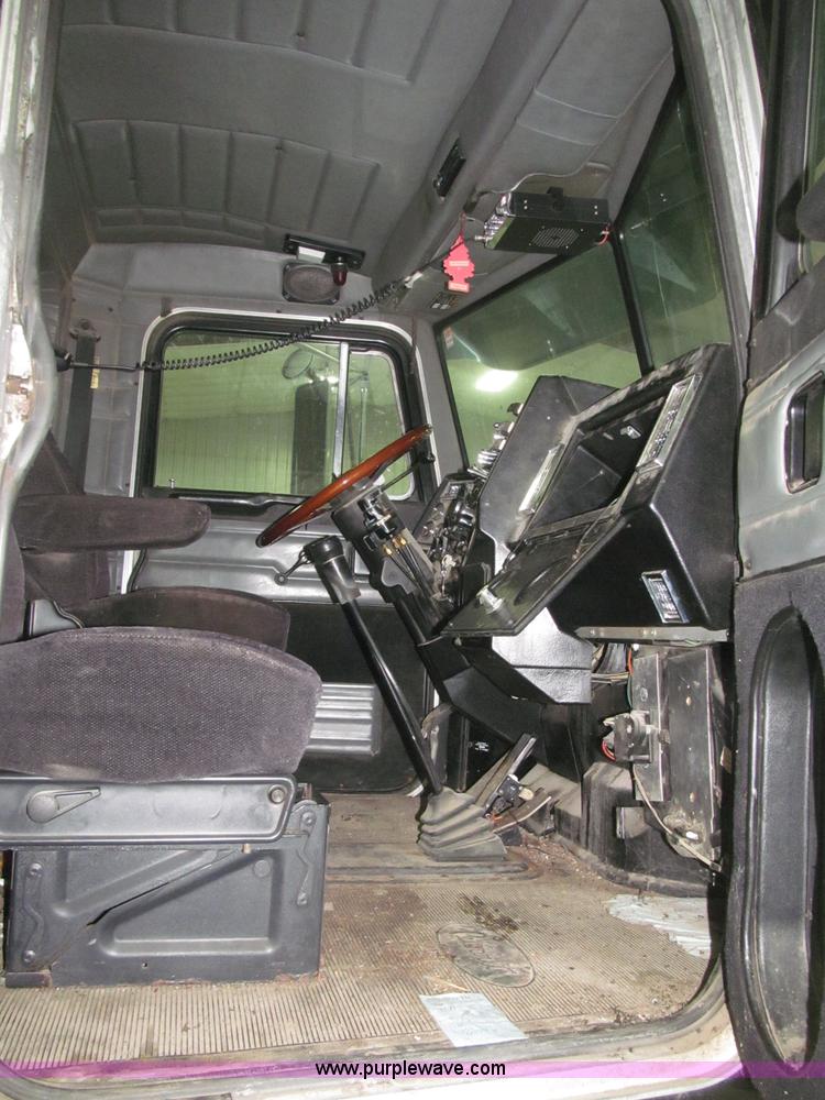 image for item B5305 1997 Peterbilt 379 semi truck