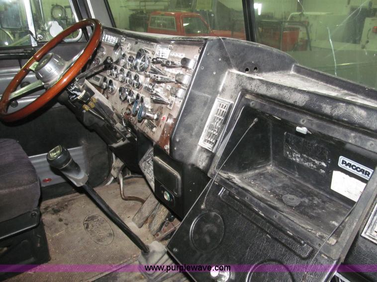 image for item B5305 1997 Peterbilt 379 semi truck