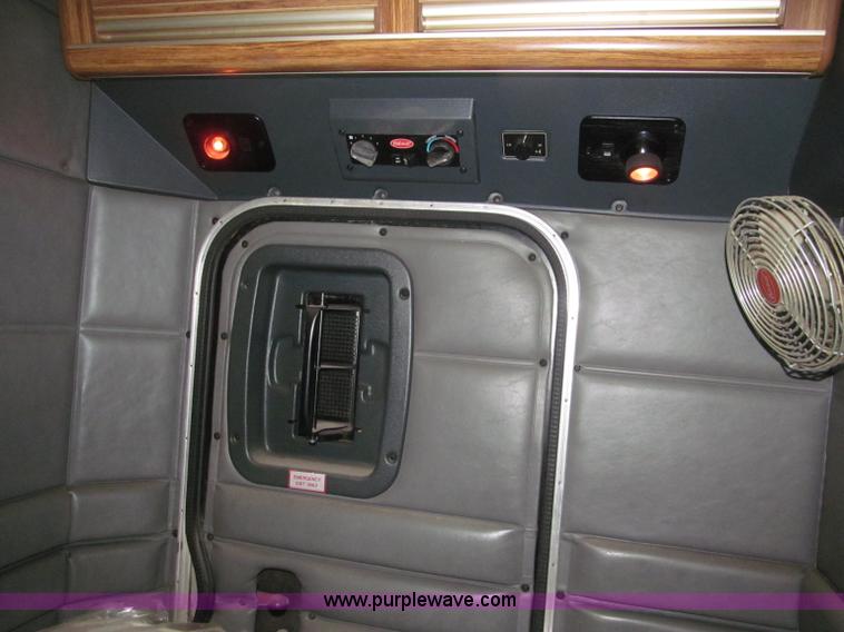 image for item B5305 1997 Peterbilt 379 semi truck