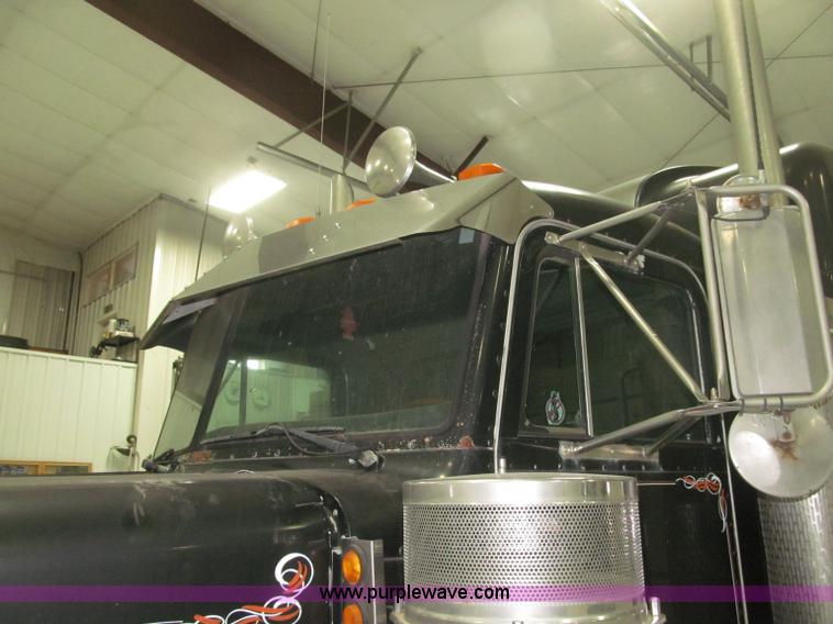 image for item B5305 1997 Peterbilt 379 semi truck