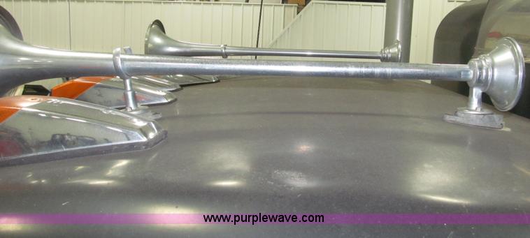 image for item B5305 1997 Peterbilt 379 semi truck