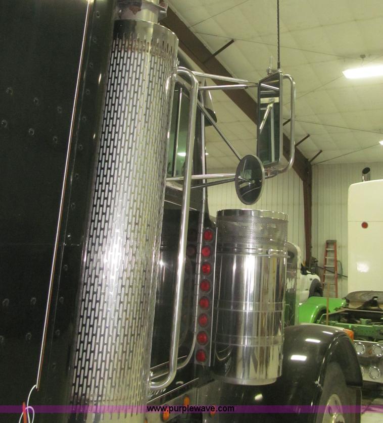 image for item B5305 1997 Peterbilt 379 semi truck