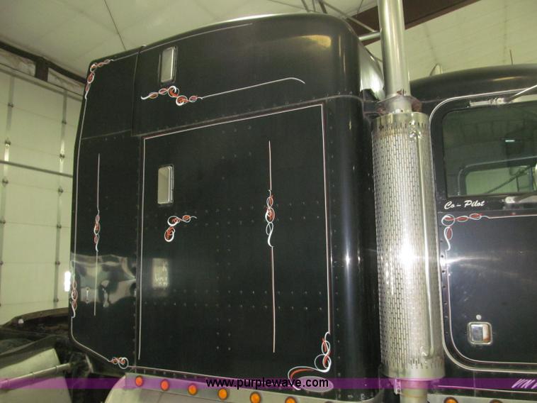 image for item B5305 1997 Peterbilt 379 semi truck