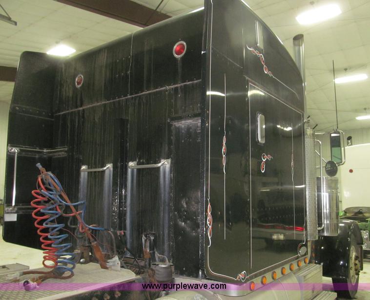 image for item B5305 1997 Peterbilt 379 semi truck