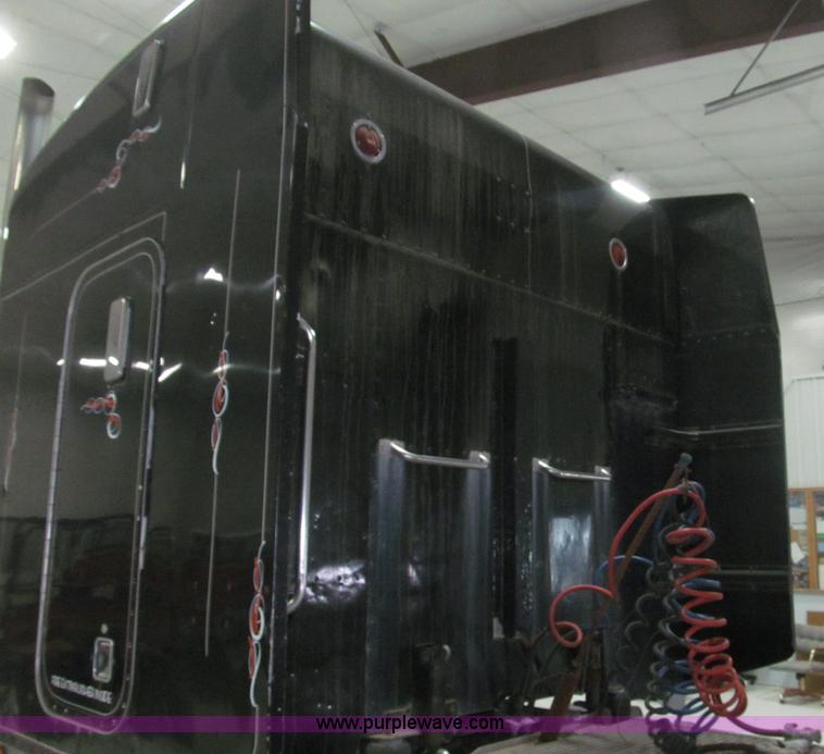 image for item B5305 1997 Peterbilt 379 semi truck