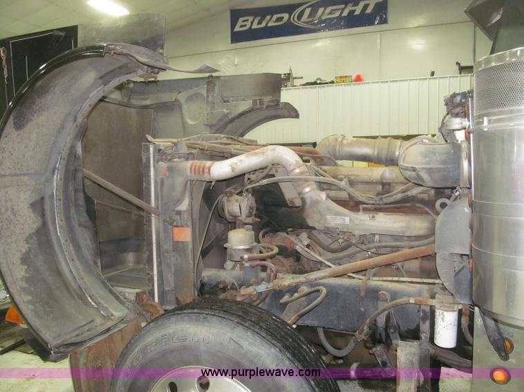 image for item B5305 1997 Peterbilt 379 semi truck