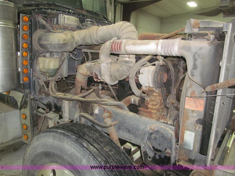 image for item B5305 1997 Peterbilt 379 semi truck