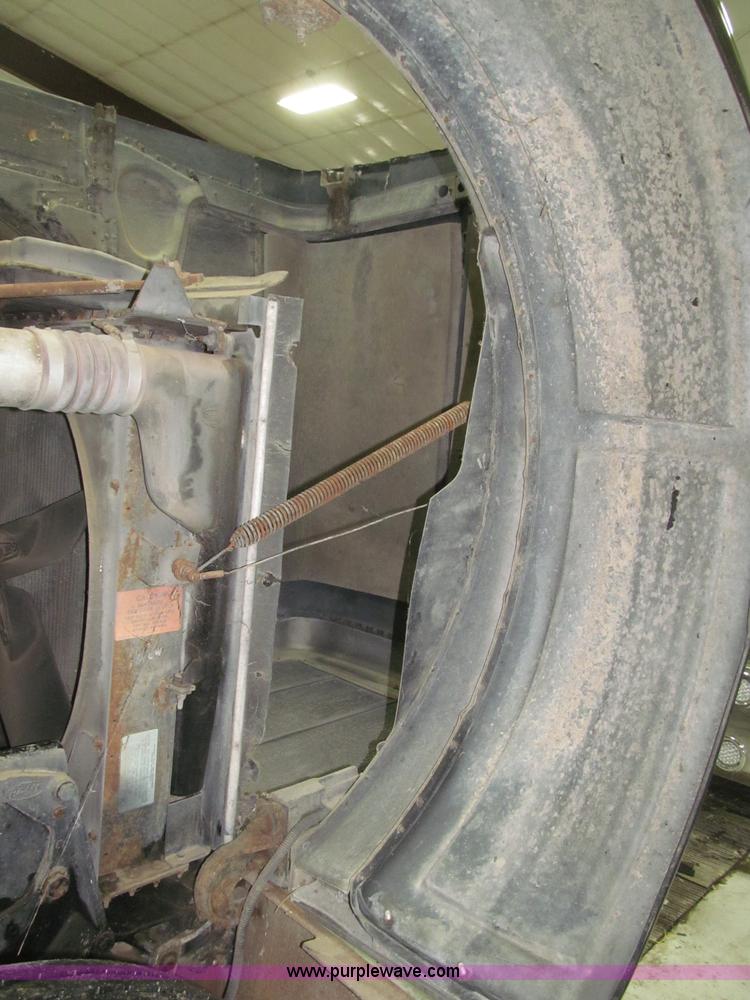 image for item B5305 1997 Peterbilt 379 semi truck