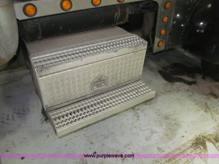 image for item B5305 1997 Peterbilt 379 semi truck