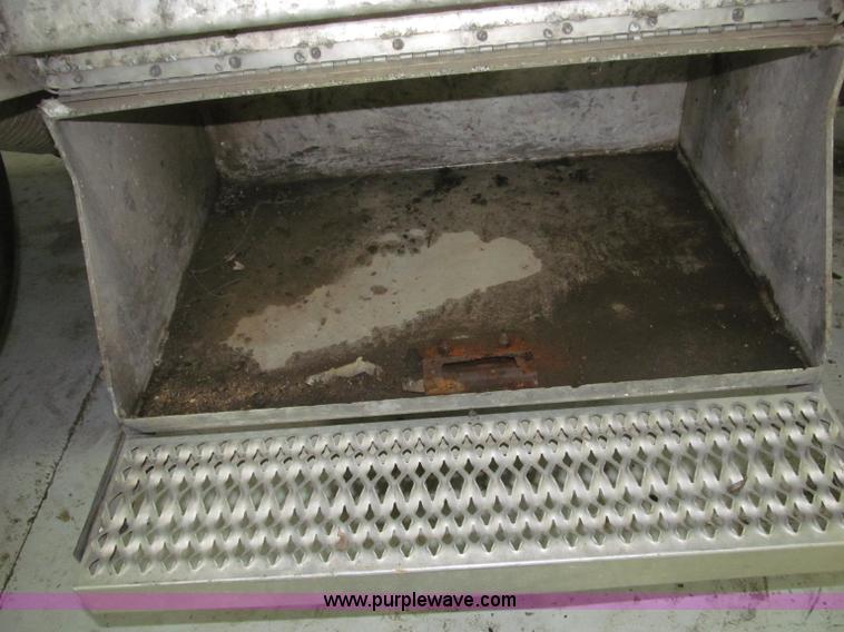 image for item B5305 1997 Peterbilt 379 semi truck