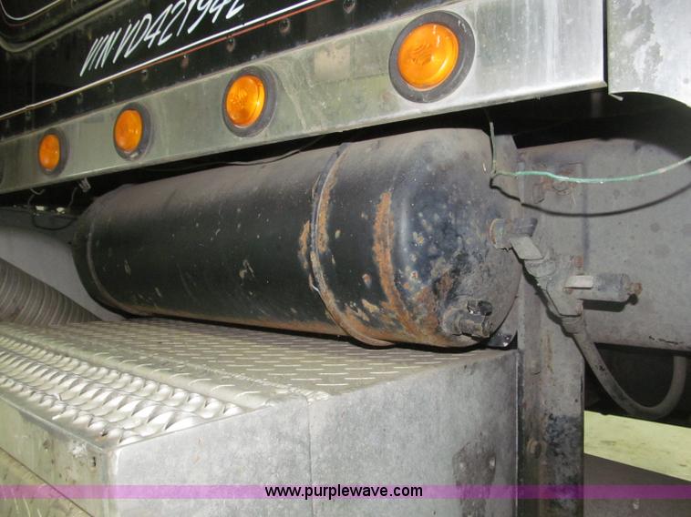 image for item B5305 1997 Peterbilt 379 semi truck