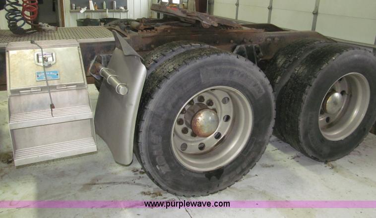 image for item B5305 1997 Peterbilt 379 semi truck