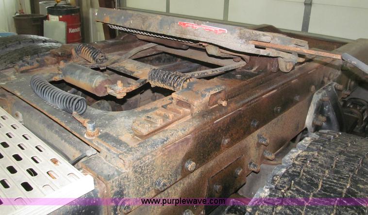 image for item B5305 1997 Peterbilt 379 semi truck