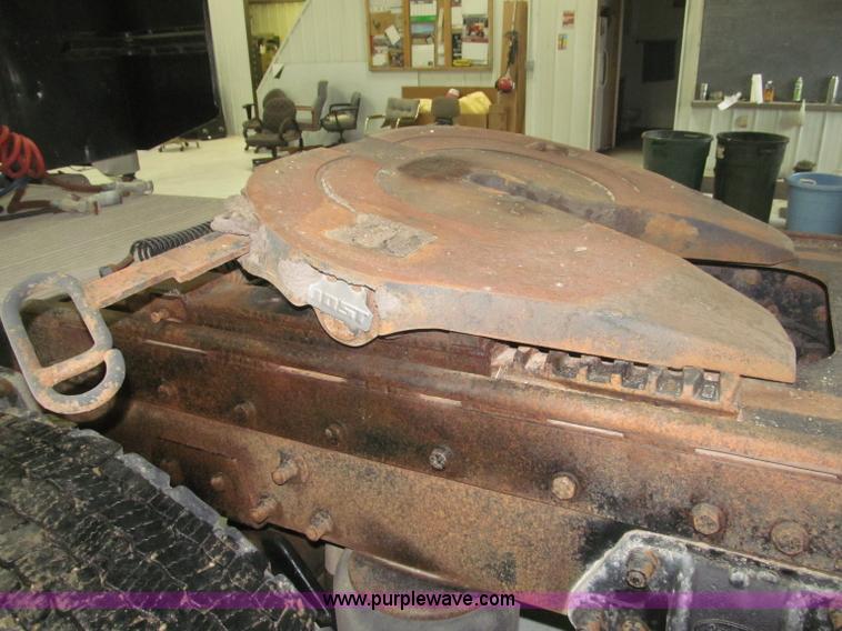 image for item B5305 1997 Peterbilt 379 semi truck