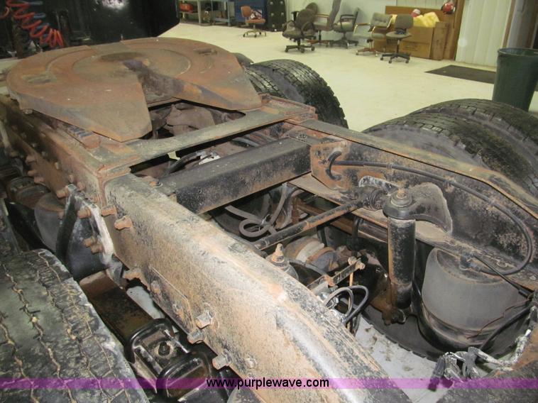 image for item B5305 1997 Peterbilt 379 semi truck