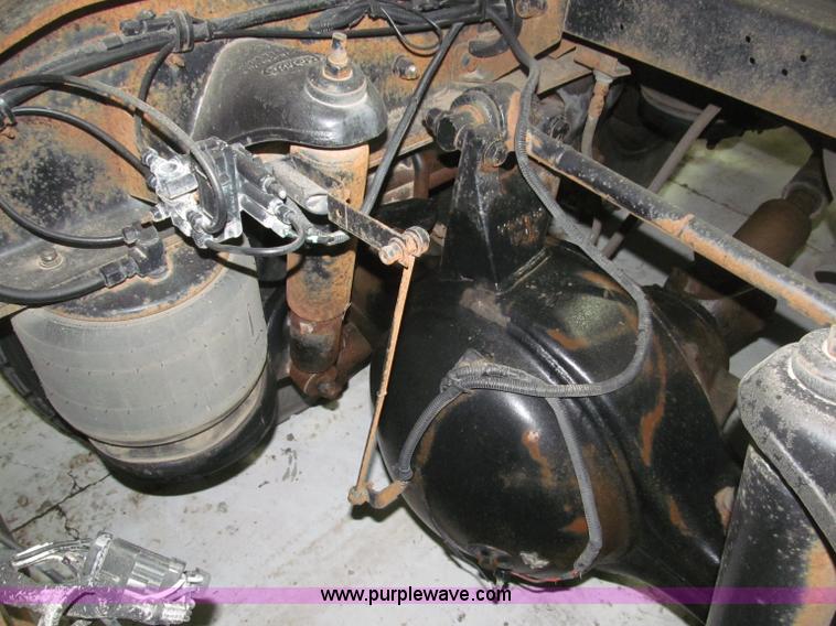 image for item B5305 1997 Peterbilt 379 semi truck