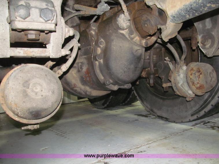 image for item B5305 1997 Peterbilt 379 semi truck