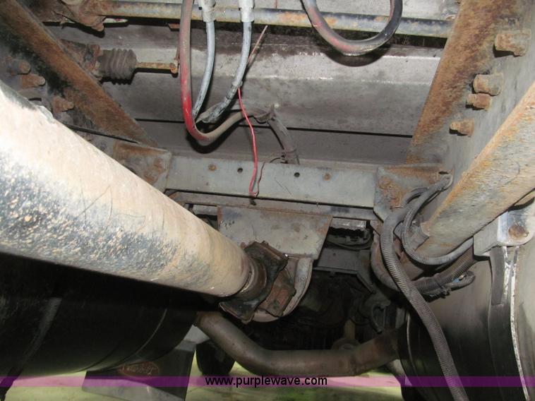 image for item B5305 1997 Peterbilt 379 semi truck