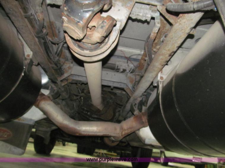 image for item B5305 1997 Peterbilt 379 semi truck