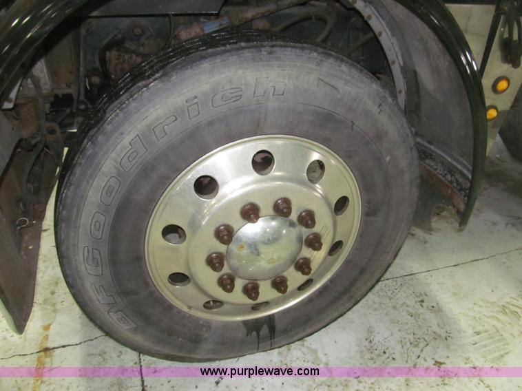 image for item B5305 1997 Peterbilt 379 semi truck