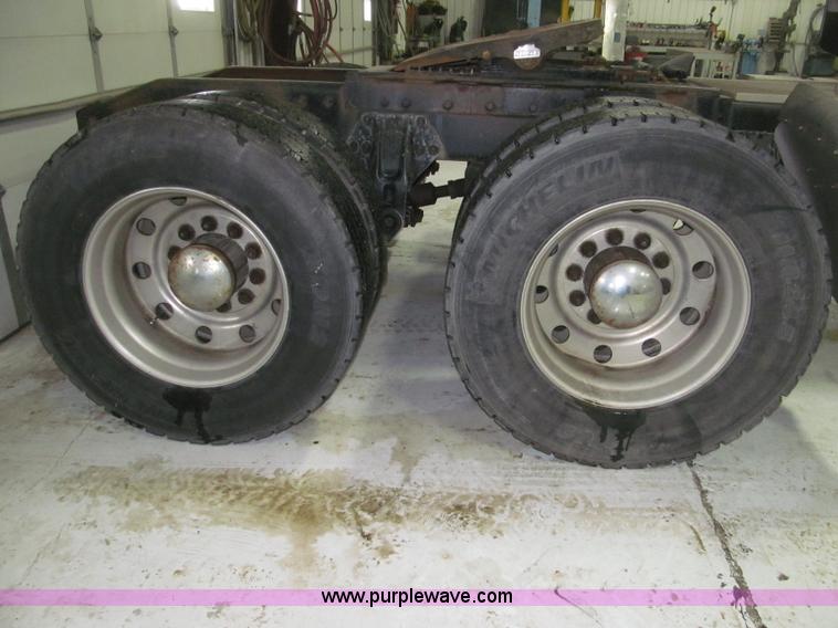 image for item B5305 1997 Peterbilt 379 semi truck