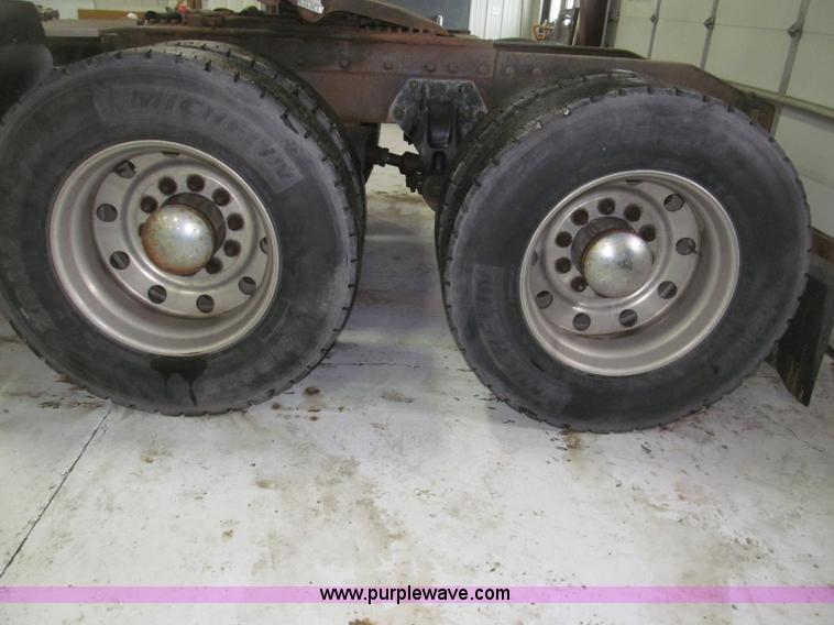 image for item B5305 1997 Peterbilt 379 semi truck