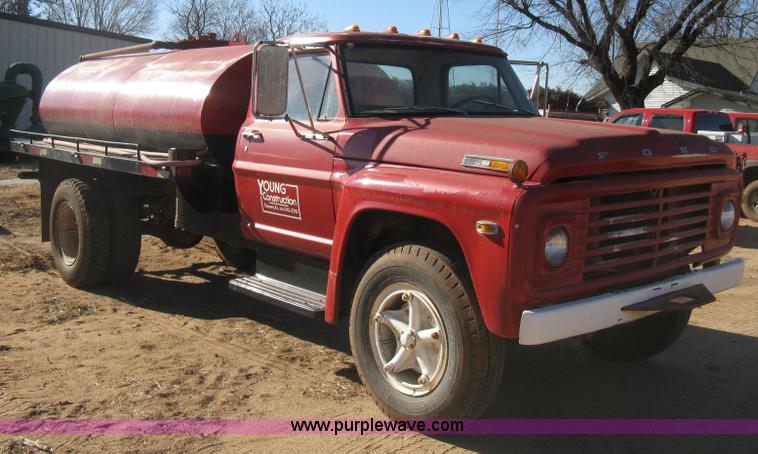 image for item B8450 1971 Ford F700 water truck