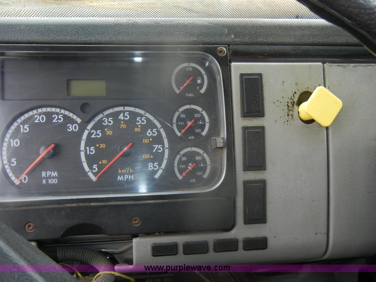 image for item D4561 2002 Freightliner FL70