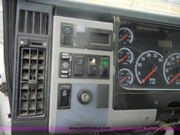 image for item D4561 2002 Freightliner FL70