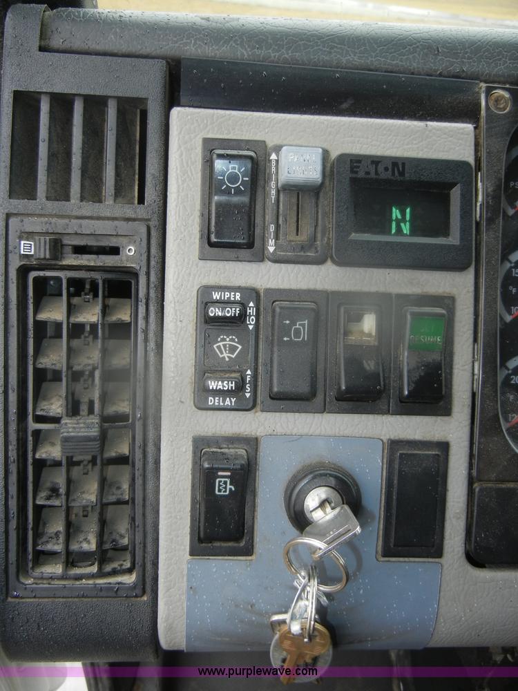 image for item D4561 2002 Freightliner FL70