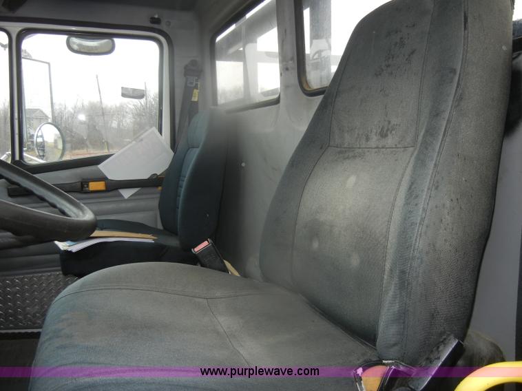 image for item D4561 2002 Freightliner FL70