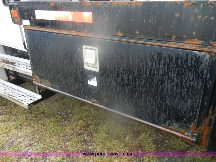 image for item D4561 2002 Freightliner FL70