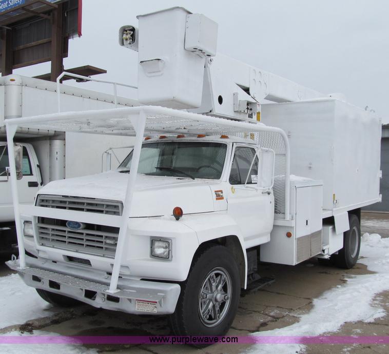 image for item D7064 1984 Ford boom truck